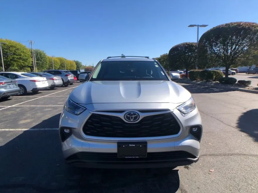 2022 Toyota Highlander Hybrid LE photo 1