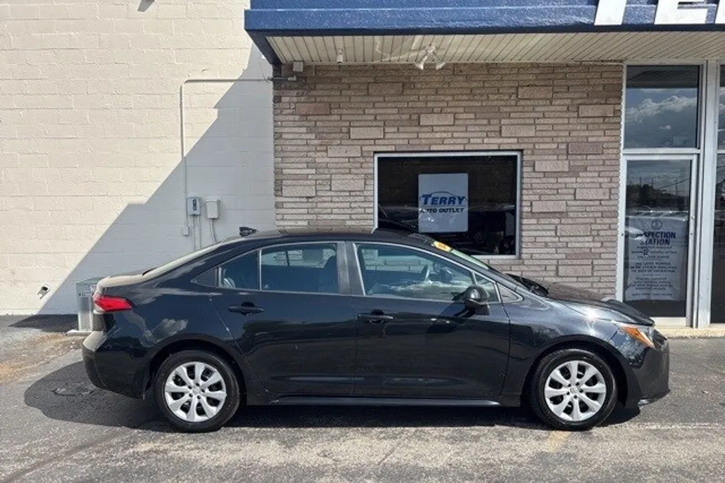 2022 Toyota Corolla LE photo 1