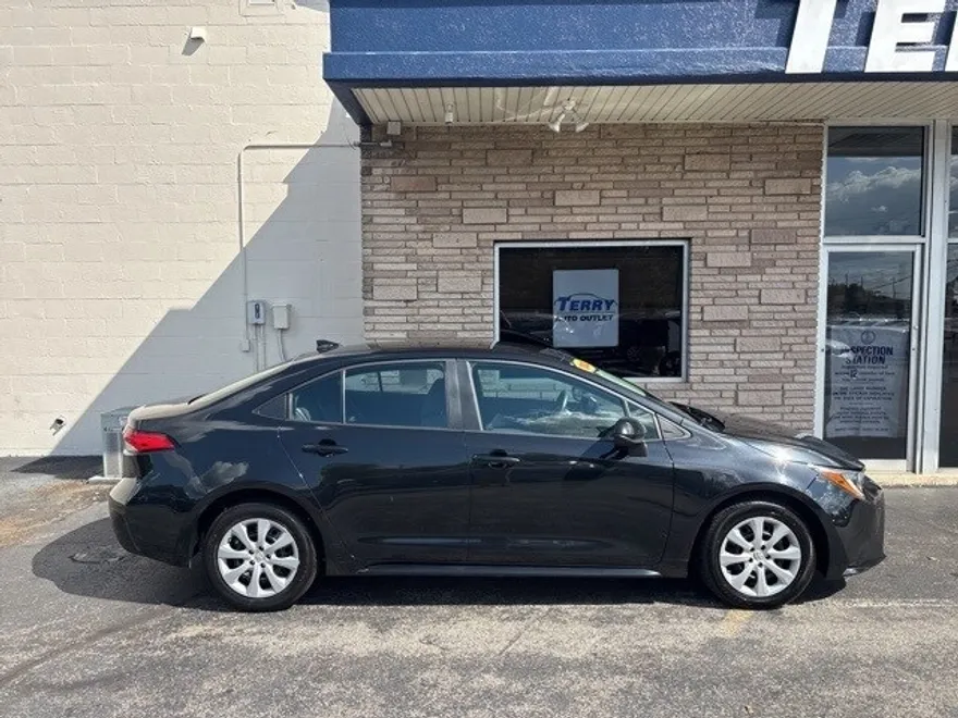 2022 Toyota Corolla LE photo 1