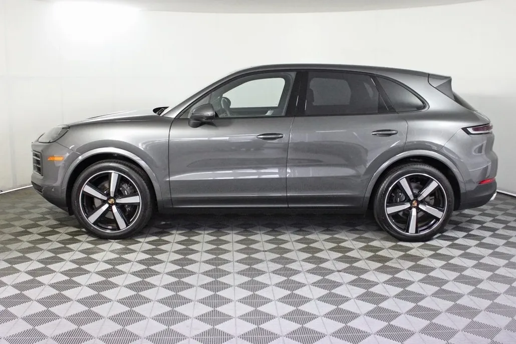 2025 Porsche Cayenne Base photo 1