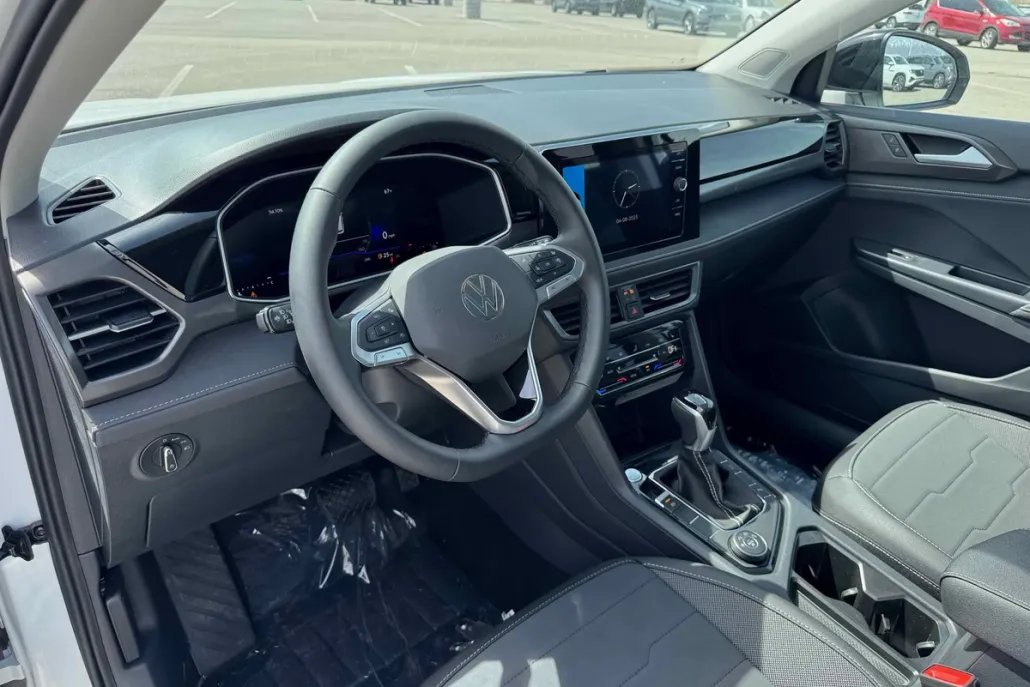 2025 Volkswagen Taos SE photo 1