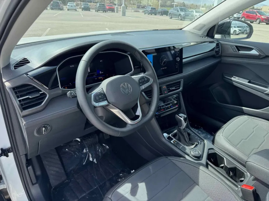 2025 Volkswagen Taos SE photo 1
