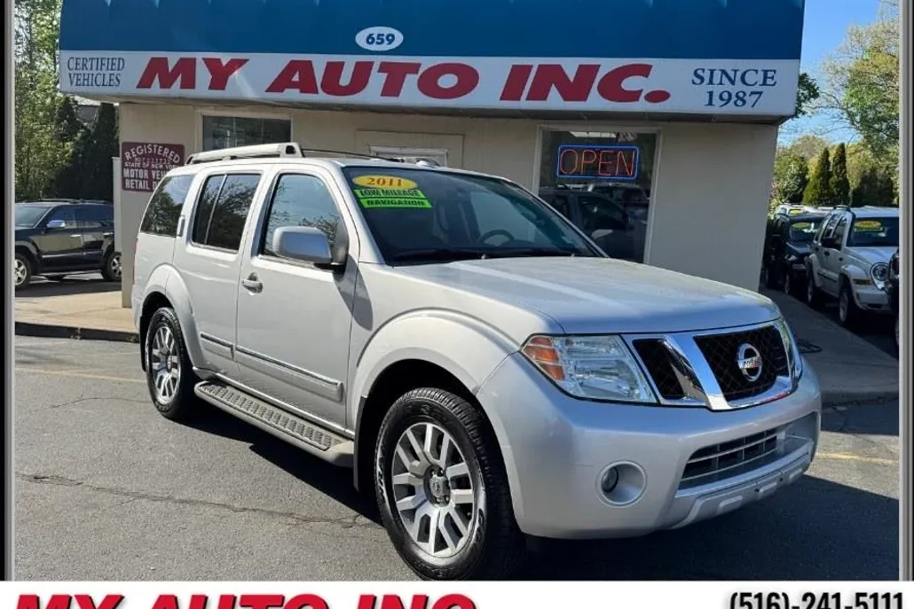 2011 Nissan Pathfinder LE photo 1