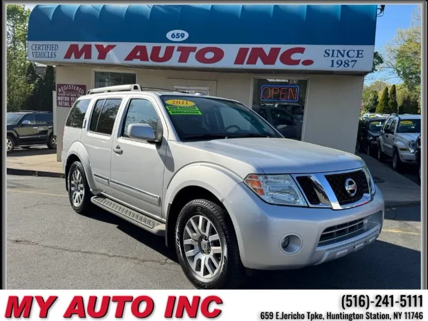 2011 Nissan Pathfinder LE photo 1