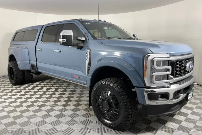 2023 Ford F-450 Lariat photo 1