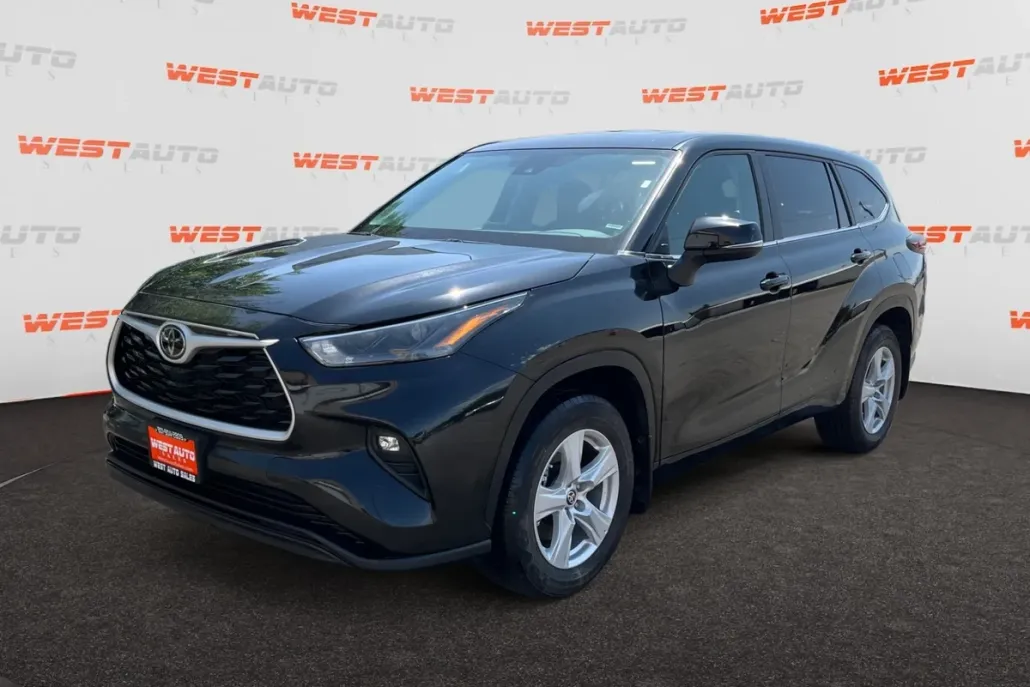 2024 Toyota Highlander LE photo 1