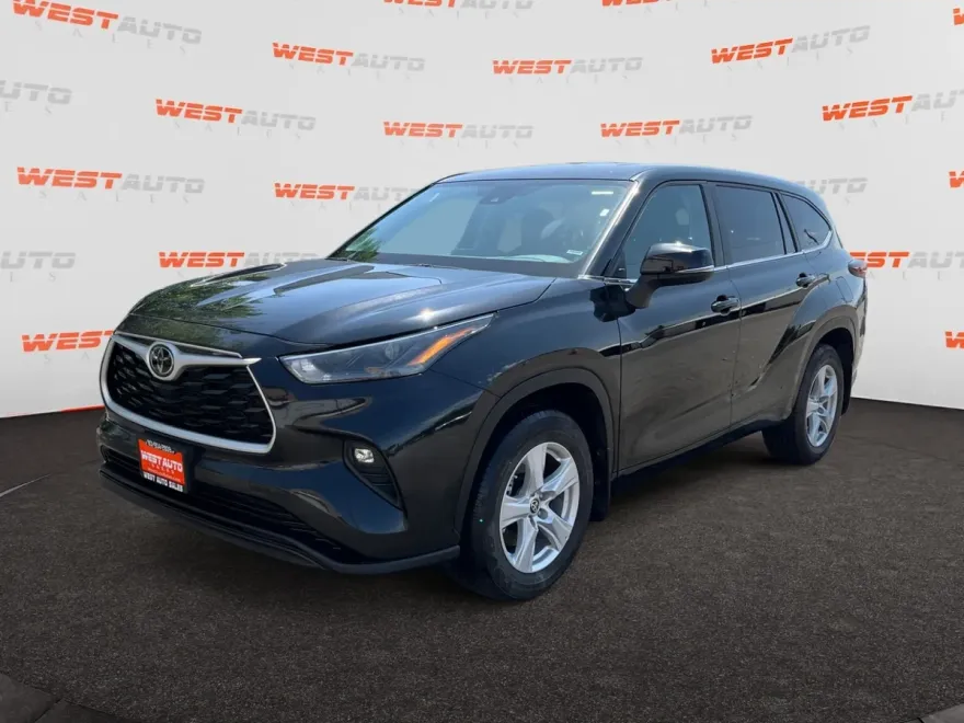 2024 Toyota Highlander LE photo 1