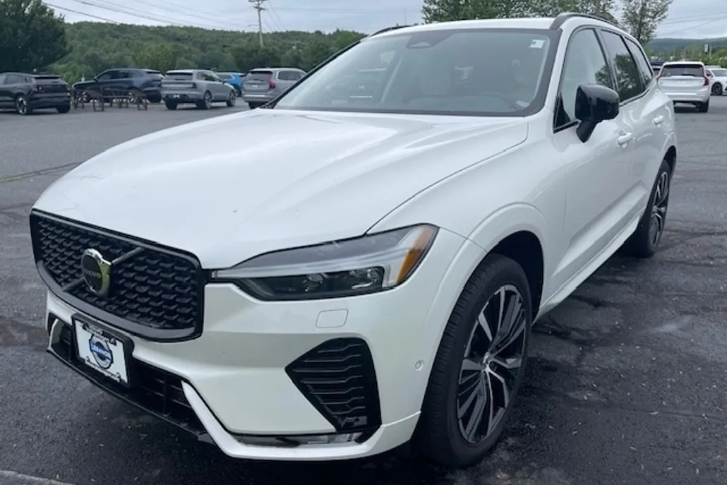 2025 Volvo XC60 B5 Plus photo 1