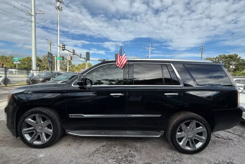 2016 Cadillac Escalade Luxury photo 1
