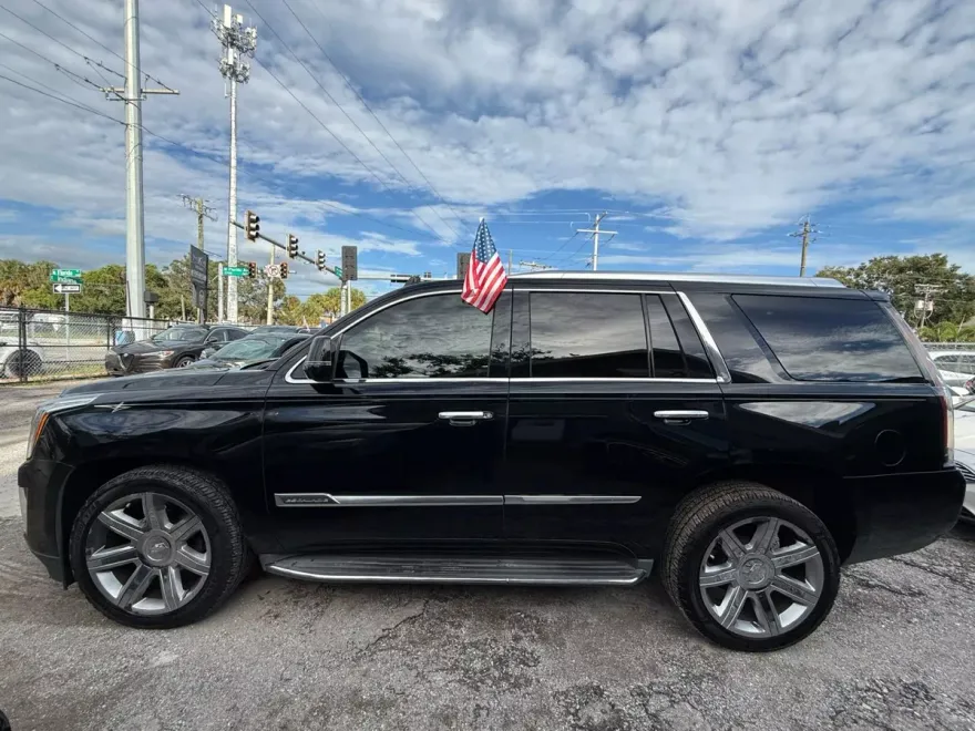 2016 Cadillac Escalade Luxury photo 1