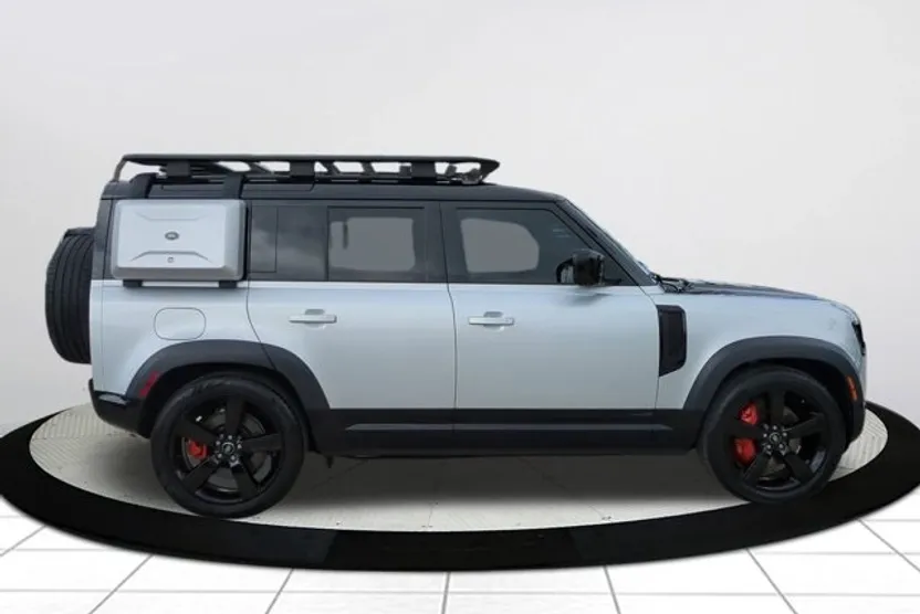2023 Land Rover Defender 110 photo 1
