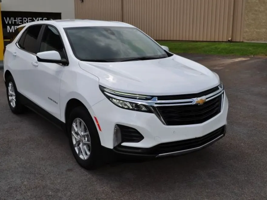 2022 Chevrolet Equinox LT photo 1