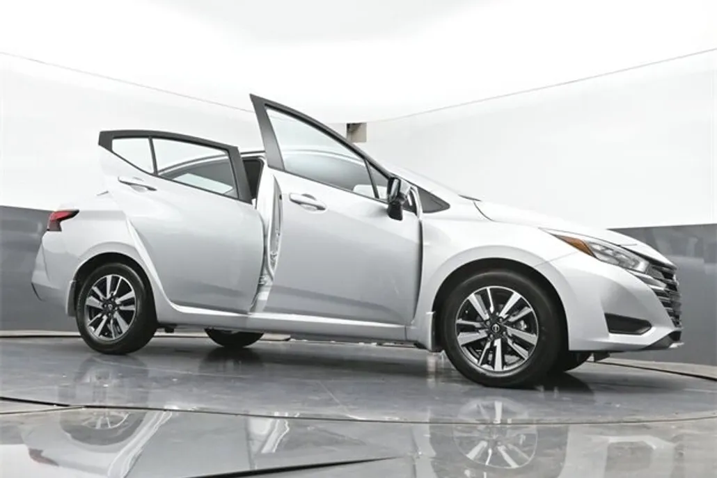 2025 Nissan Versa SV photo 1