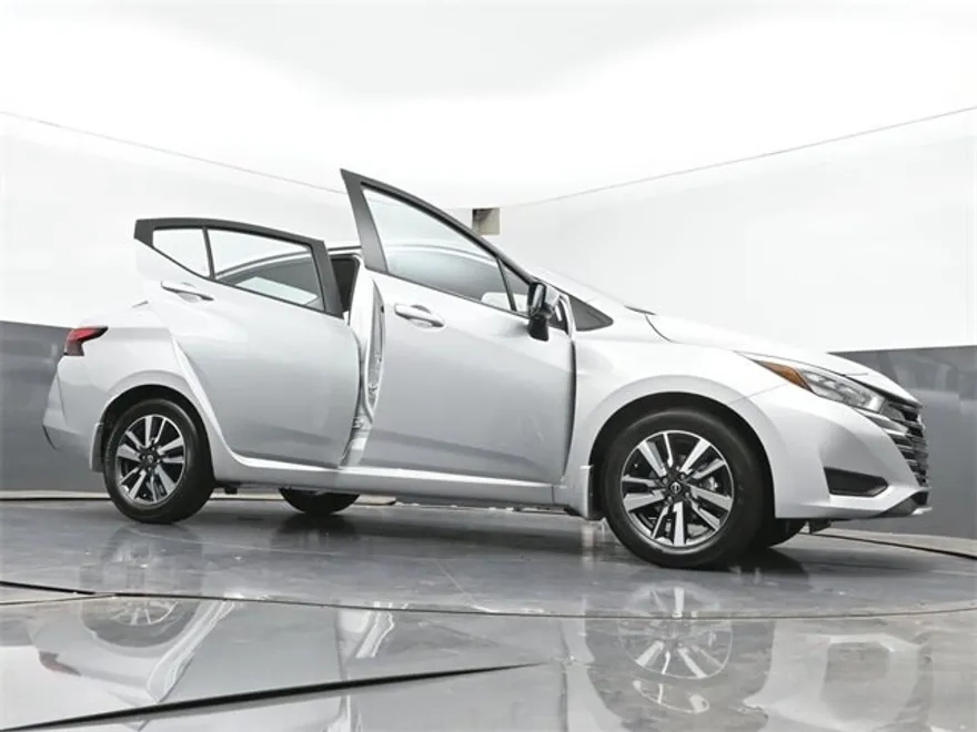 2025 Nissan Versa SV photo 1