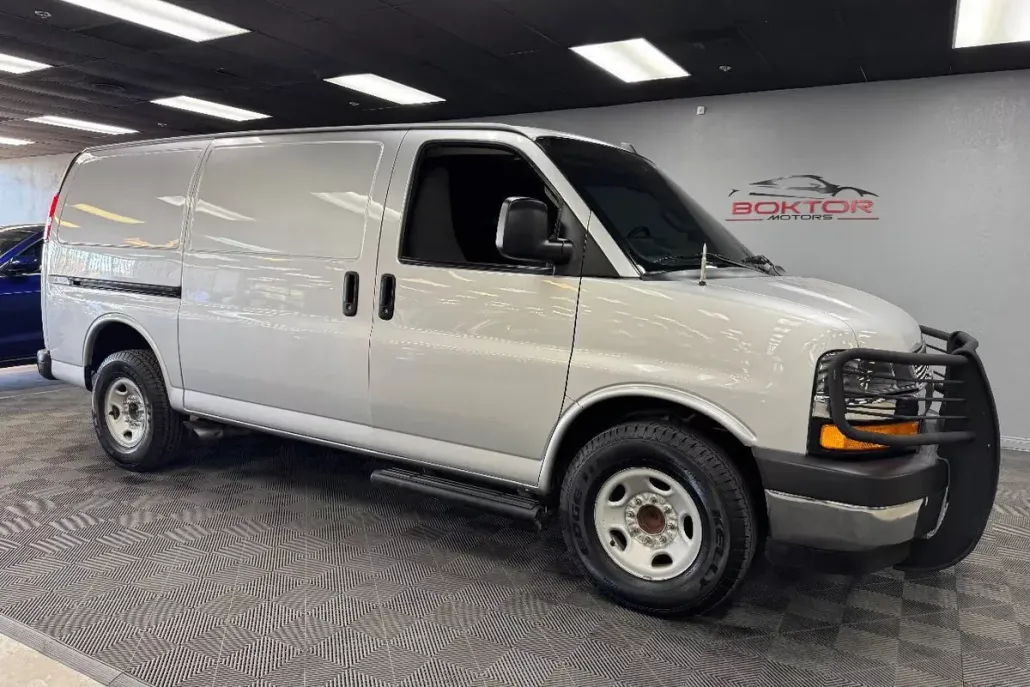 2017 Chevrolet Express 3500 Cargo Van photo 1