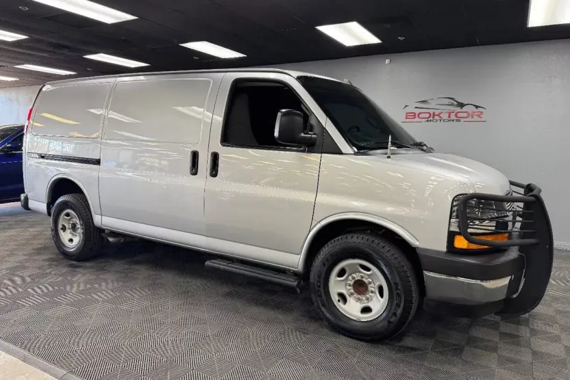 2017 Chevrolet Express 3500 Cargo Van photo 1