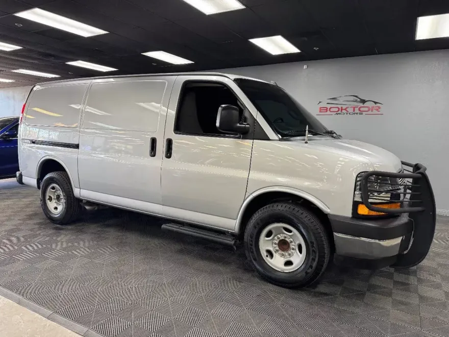 2017 Chevrolet Express 3500 Cargo Van photo 1