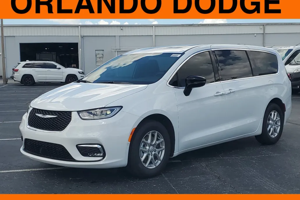 2026 Chrysler Pacifica photo 1