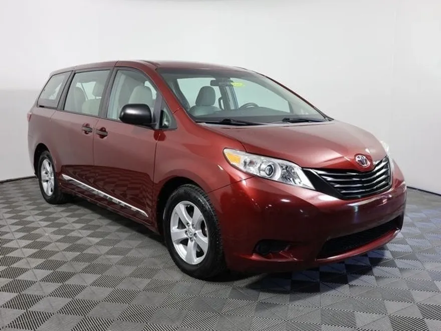 2015 Toyota Sienna L photo 1