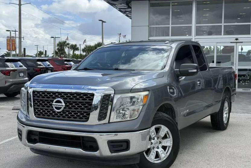 2017 Nissan Titan SV photo 1