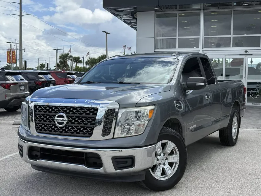 2017 Nissan Titan SV photo 1