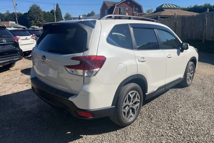 2024 Subaru Forester Premium photo 1