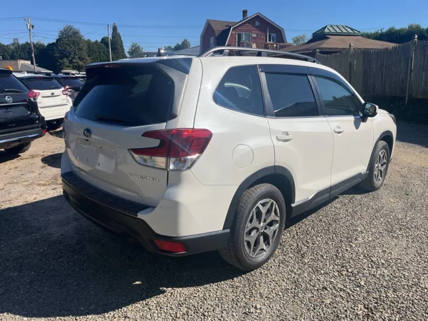 2024 Subaru Forester Premium photo 1