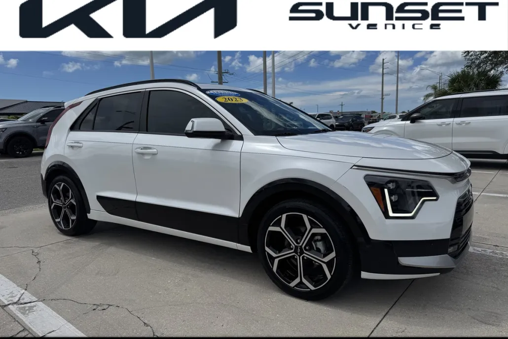 2023 Kia Niro SX Touring photo 1