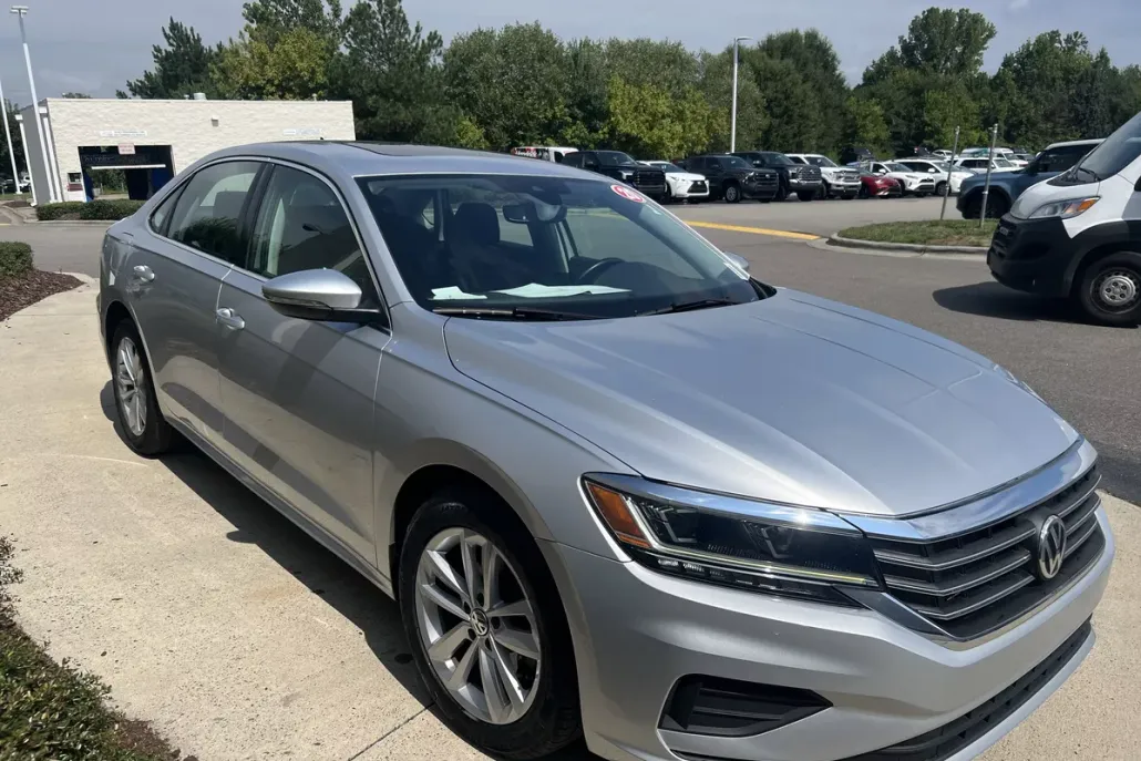 2020 Volkswagen Passat 2.0T SE photo 1