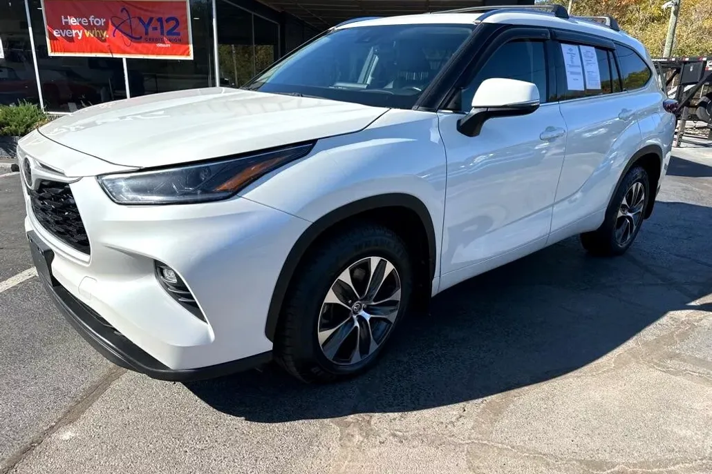 2021 Toyota Highlander XLE photo 1