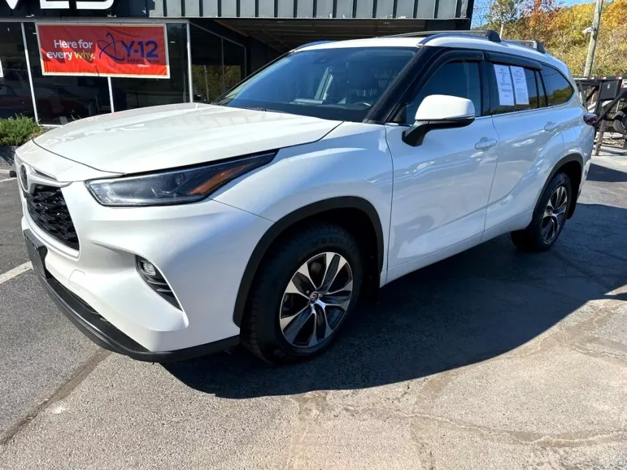 2021 Toyota Highlander XLE photo 1