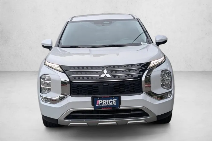 2023 Mitsubishi Outlander SE photo 1