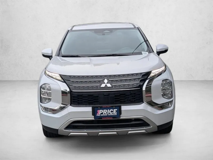 2023 Mitsubishi Outlander SE photo 1