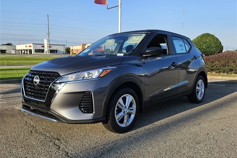 2025 Nissan Kicks Play S photo 1