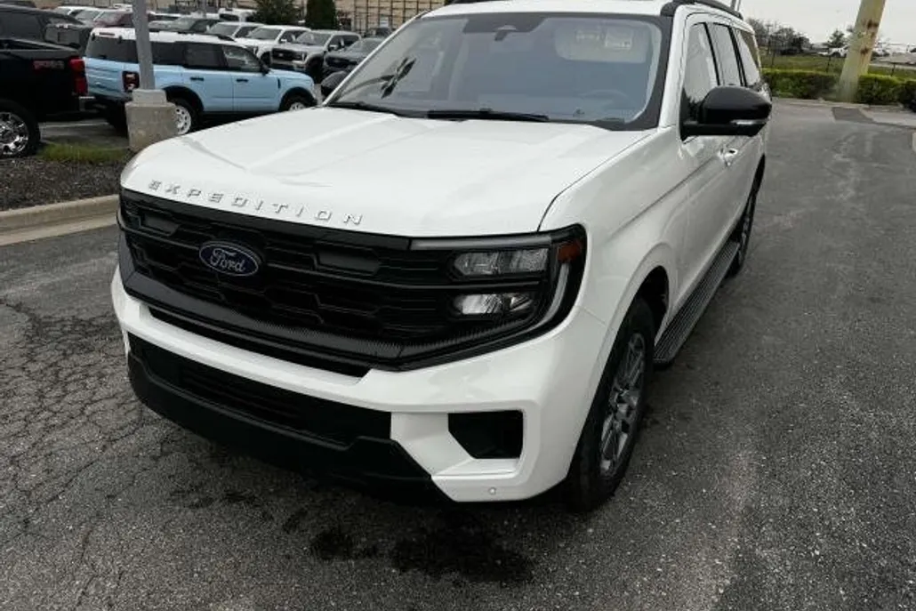 2025 Ford Expedition MAX photo 1
