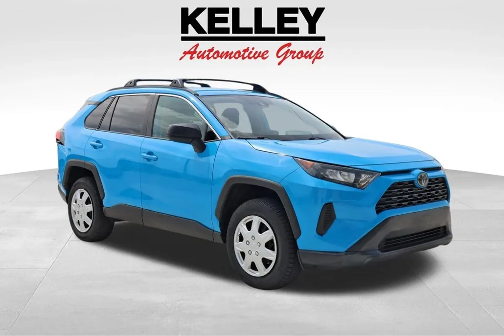 2020 Toyota RAV4 LE photo 1