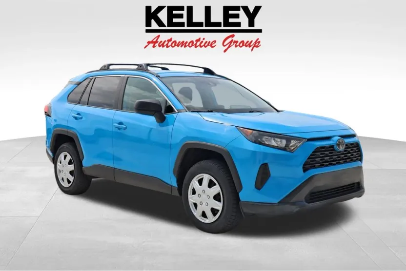 2020 Toyota RAV4 LE photo 1