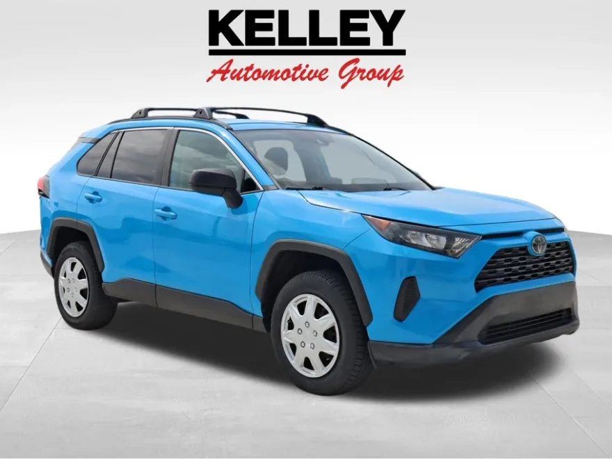 2020 Toyota RAV4 LE photo 1