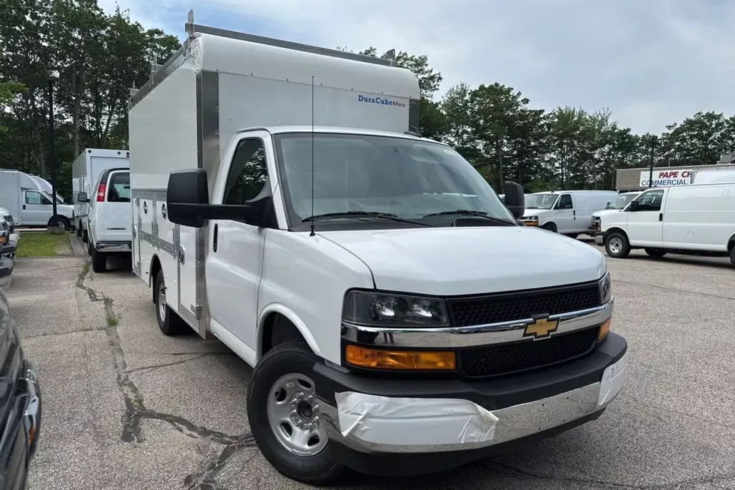 2025 Chevrolet Express Cutaway 3500 photo 1
