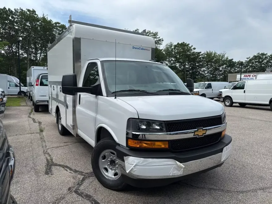 2025 Chevrolet Express Cutaway 3500 photo 1