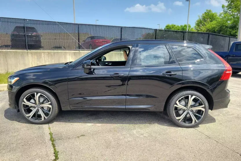 2025 Volvo XC60 B5 photo 1