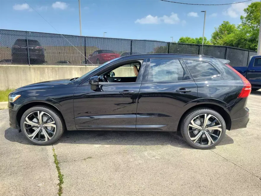 2025 Volvo XC60 B5 photo 1