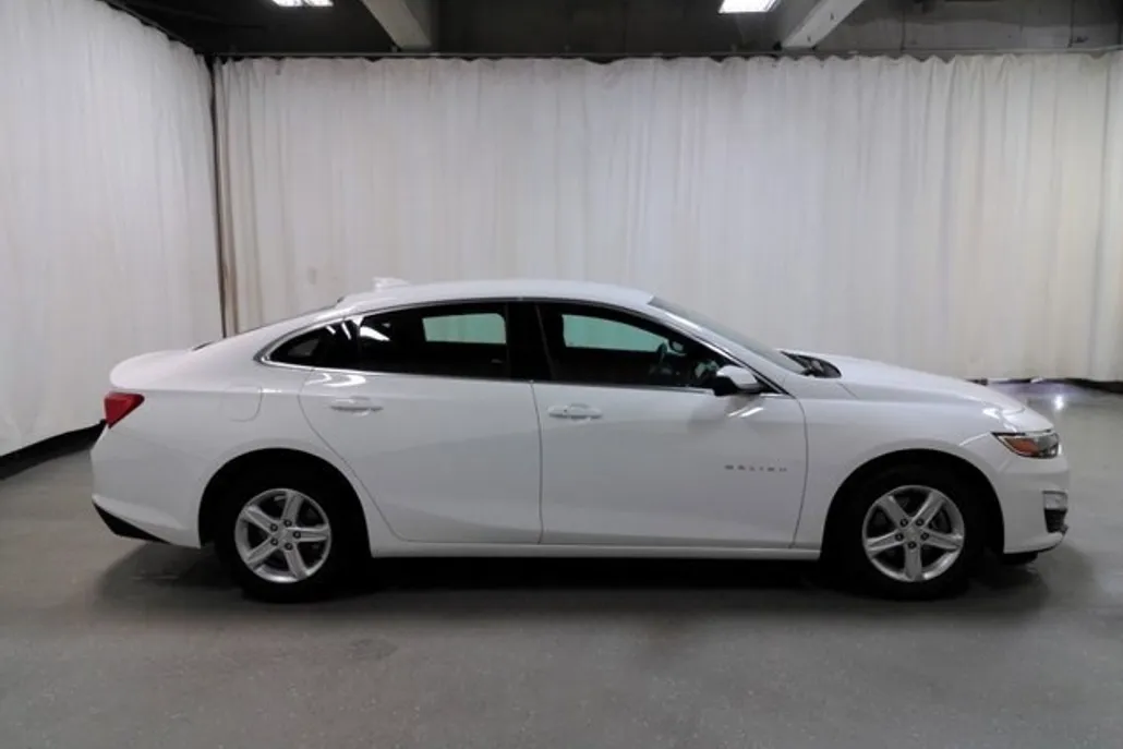 2024 Chevrolet Malibu 1LT photo 1