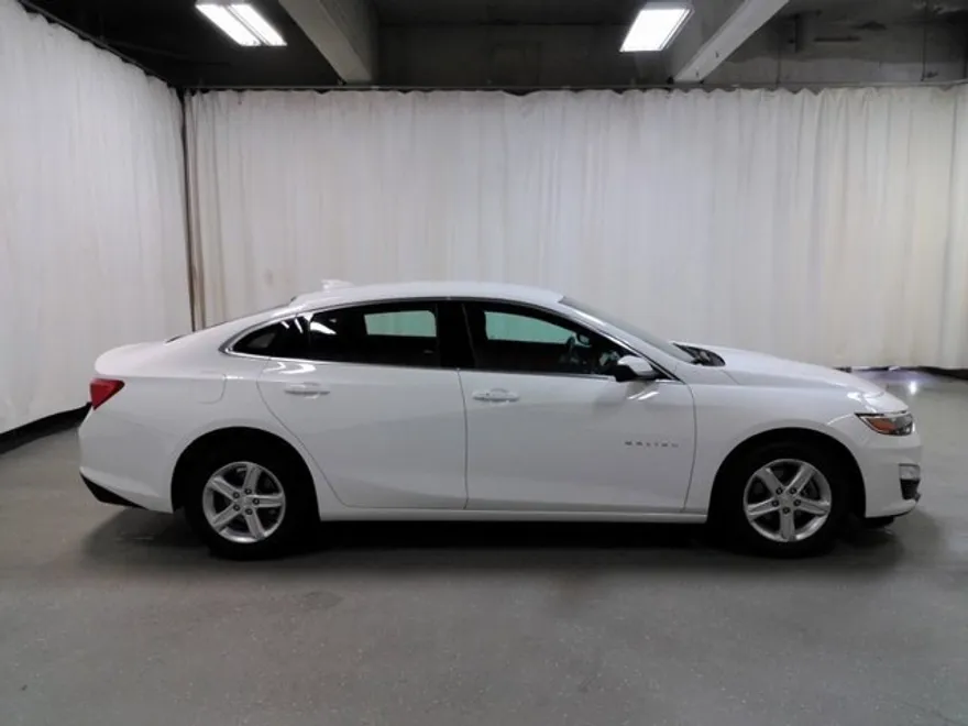 2024 Chevrolet Malibu 1LT photo 1
