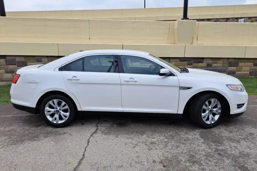 2012 Ford Taurus SEL photo 1