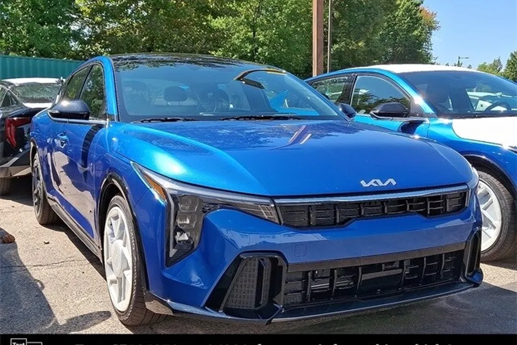 2025 Kia K4 GT-Line photo 1