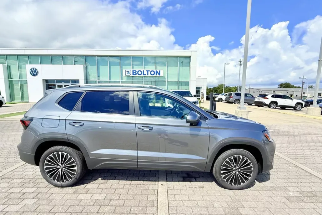 2025 Volkswagen Taos SE photo 1