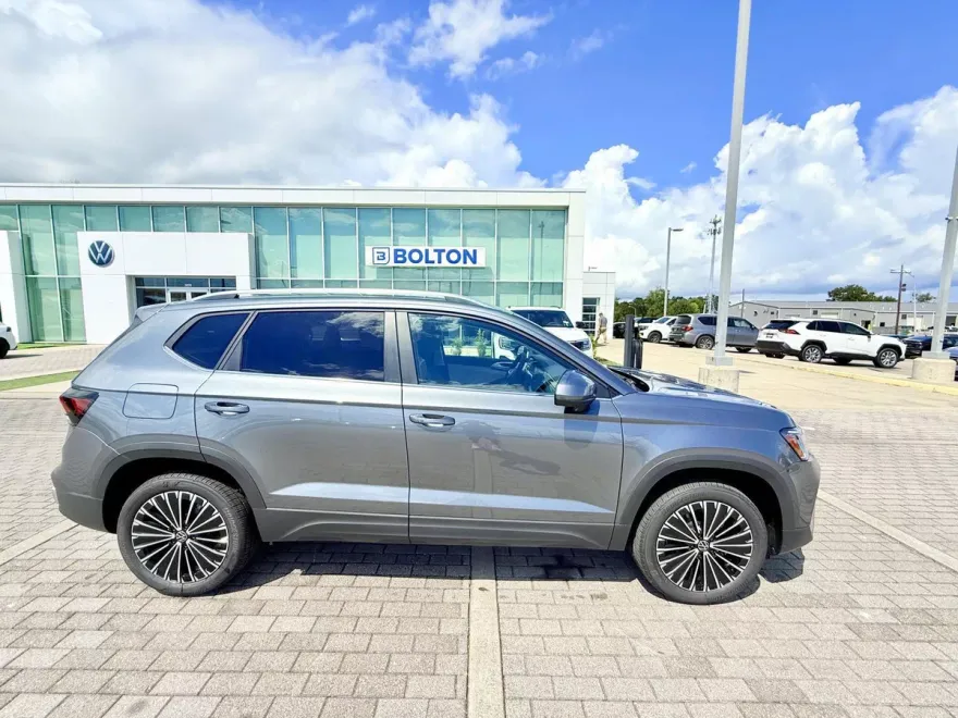 2025 Volkswagen Taos SE photo 1