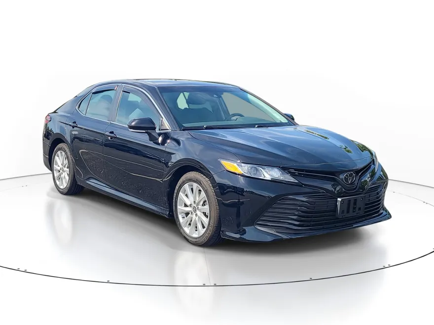 2020 Toyota Camry LE photo 1