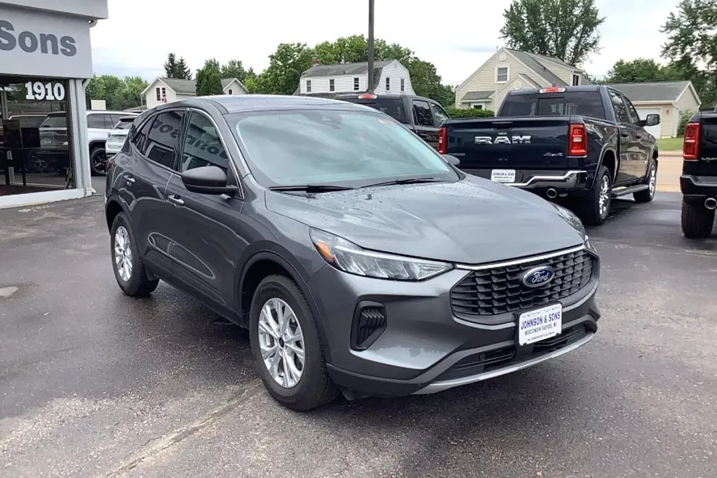 2023 Ford Escape Titanium photo 1